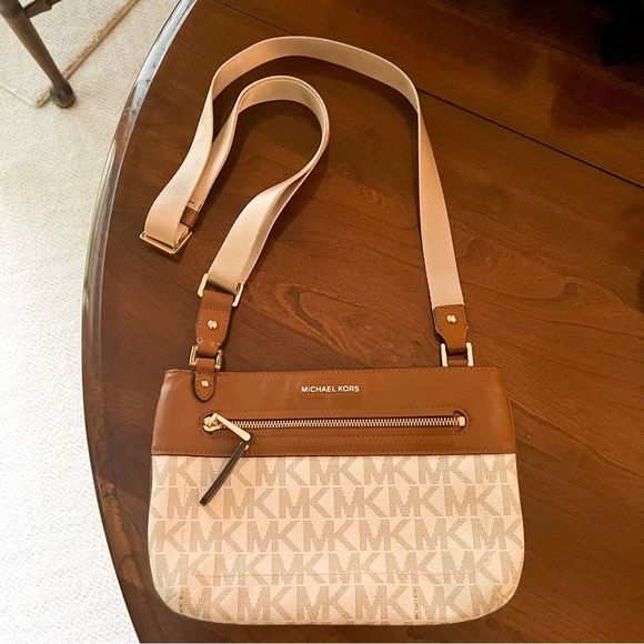 KORS Michael Kors Handbags - Michael Kors Leather Vanilla Purse IM-1512 Jet Set Excellent